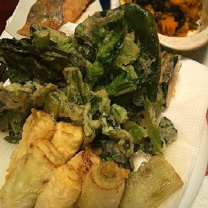 小松菜を天ぷらにする発想がなかったので新鮮でした♪塩がまた良いですね(^^)d手前のはネギの天ぷら。